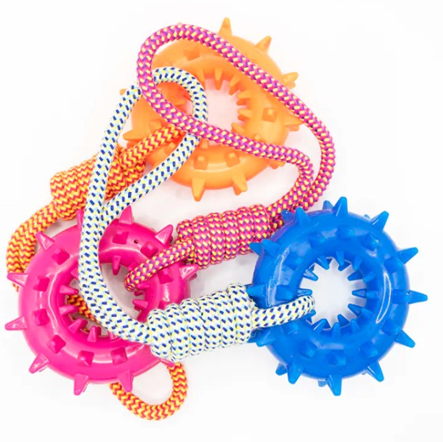 Apa kelebihan desain perlengkapan Cotton Rope With Plastic Gear Dog Toy?